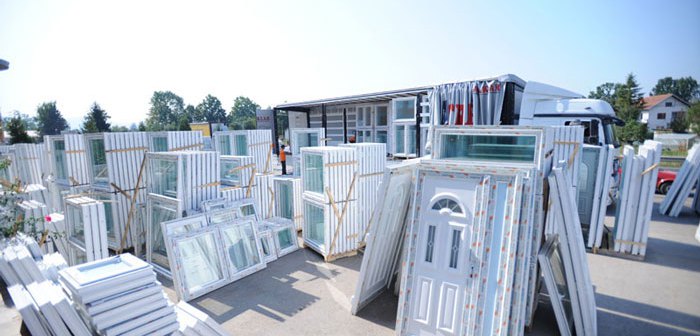 Radnik u proizvodnji PVC stolarije